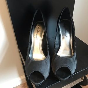 Black Pumps